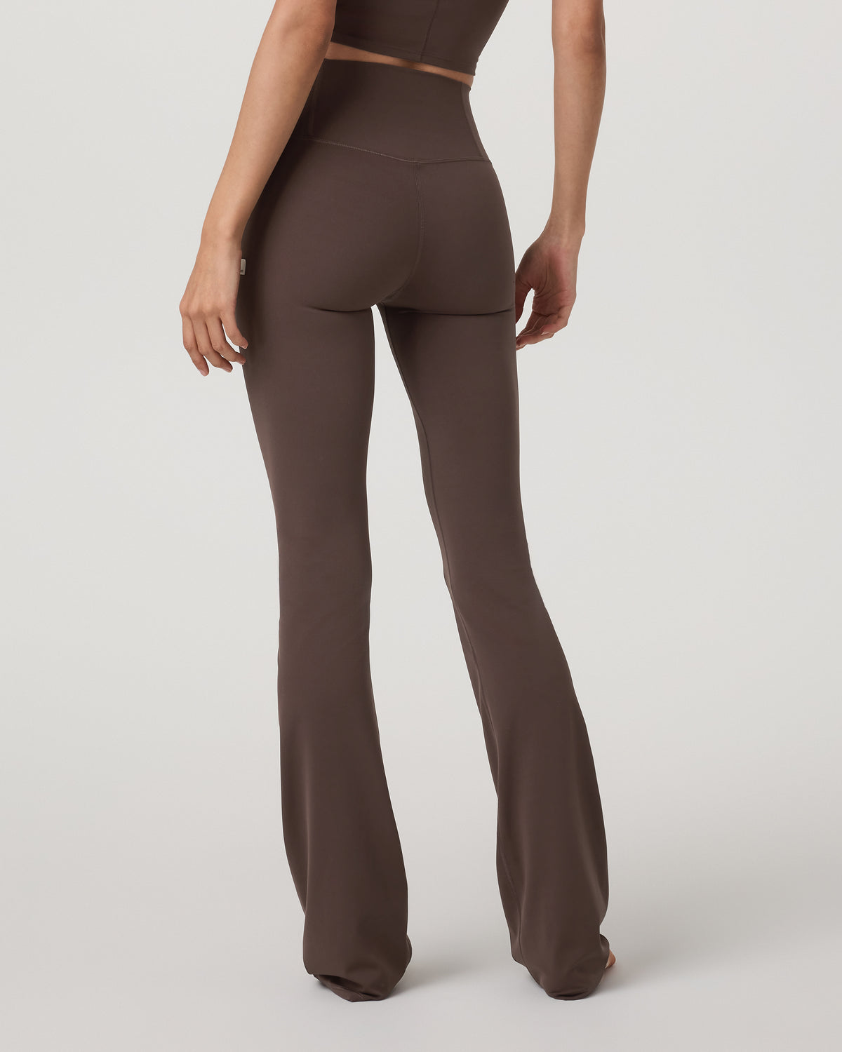 Vuori AllTheFeels? Slim Flare Women's Java Leggings - Image 3