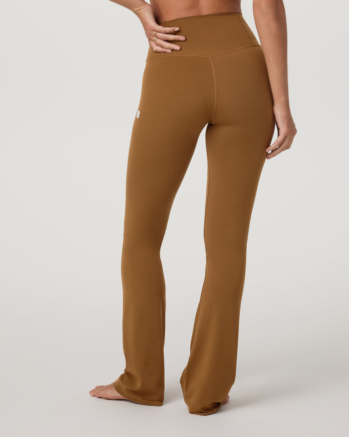 Vuori AllTheFeels? Slim Flare Women's Rum Leggings - Image 4