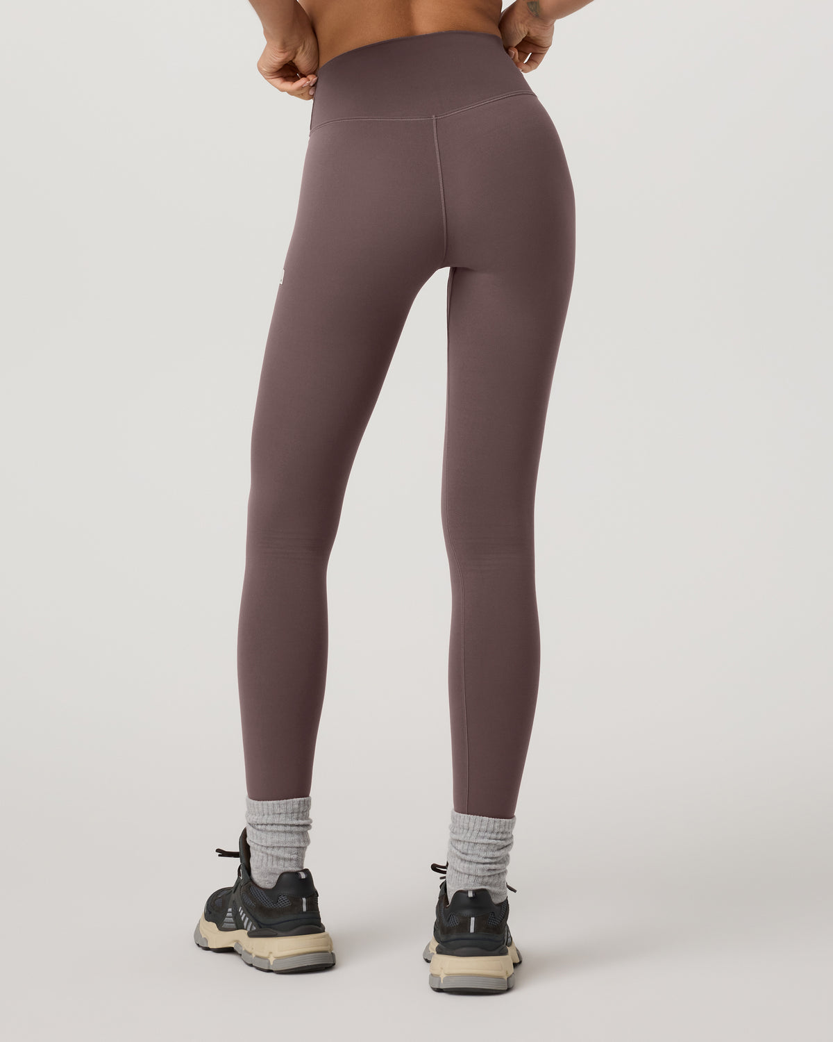 Vuori AllTheForm? Legging - Short Huckleberry Leggings - Image 3