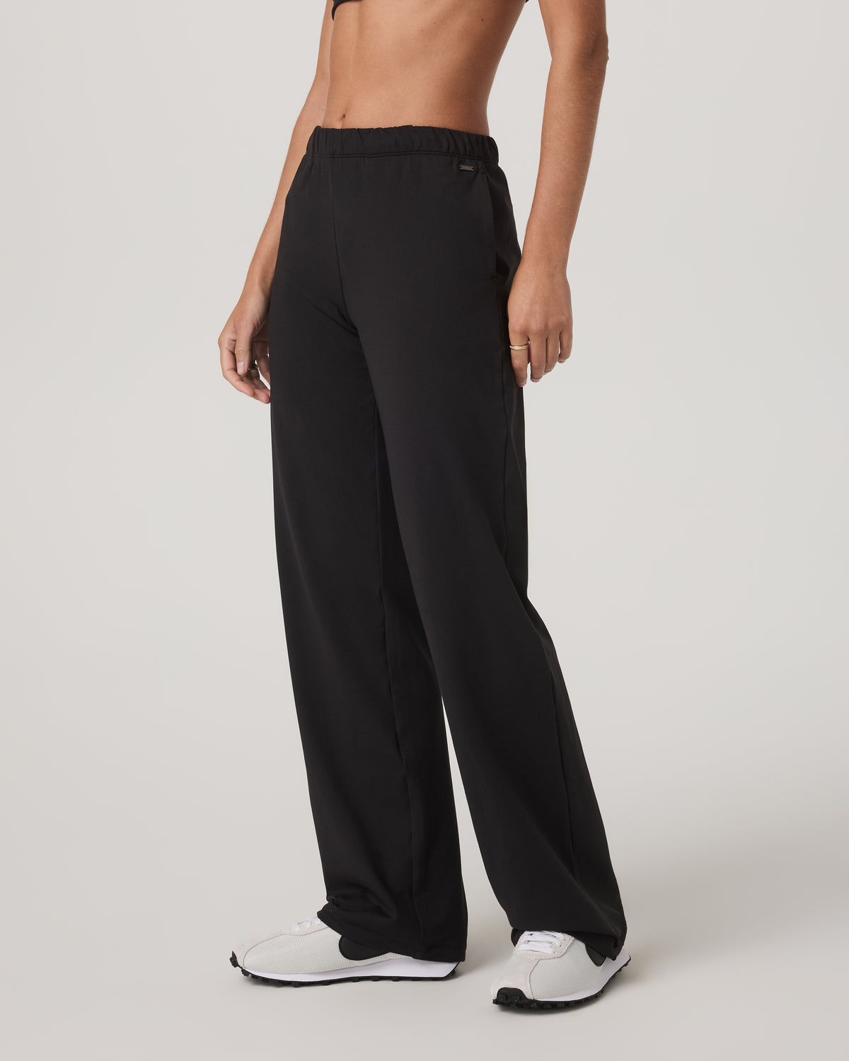 Women's Halo Modern Strght Leg Pant - Short Solid Black
