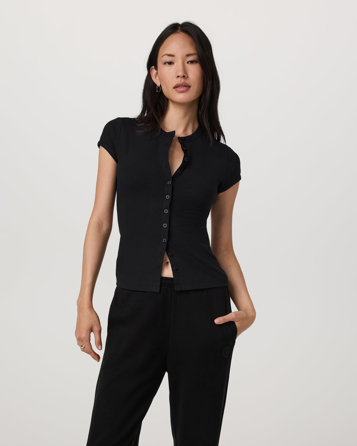 Short Sleeve Pose Button Up Women's Black Crewneck| Vuori