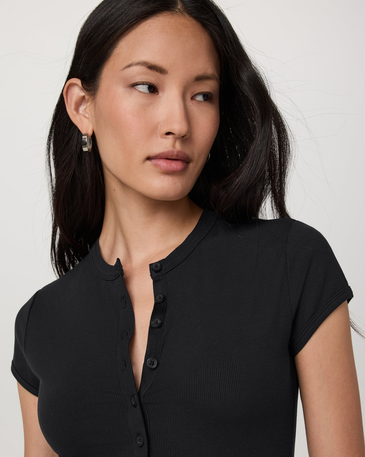 Short Sleeve Pose Button Up Women's Black Crewneck| Vuori - Image 2