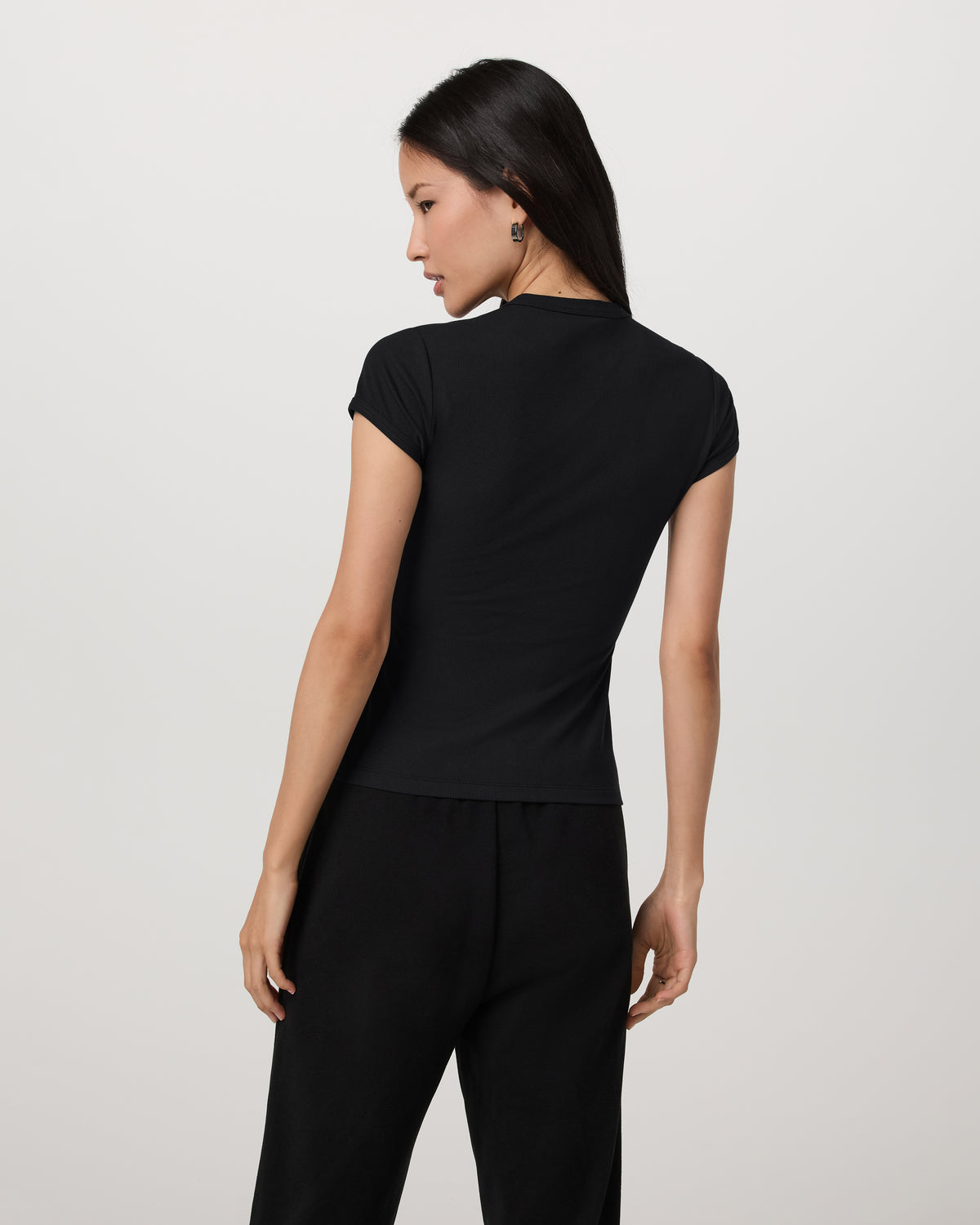 Short Sleeve Pose Button Up Women's Black Crewneck| Vuori - Image 3