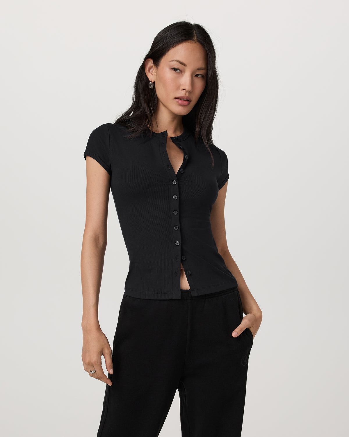 Short Sleeve Pose Button Up Women's Black Crewneck| Vuori - Image 5