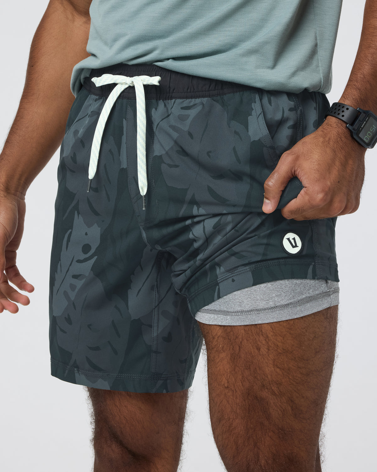 Kore Short Lined 7" Men's Black Leaves Athletic Shorts - Image 2